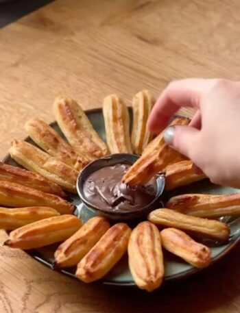 Try these Baked Churros with Dark Chocolate Dip! A healthier twist on the classic treat, perfect for satisfying your sweet tooth guilt-free.