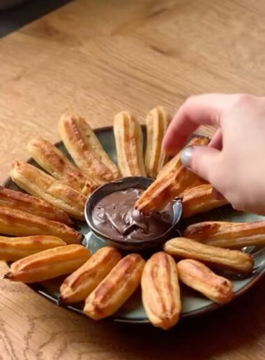 Try these Baked Churros with Dark Chocolate Dip! A healthier twist on the classic treat, perfect for satisfying your sweet tooth guilt-free.